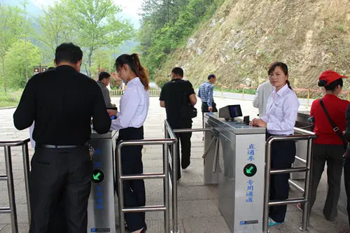 那么景區(qū)通道閘如何選擇？景區(qū)通道閘選擇要注意哪些問題？